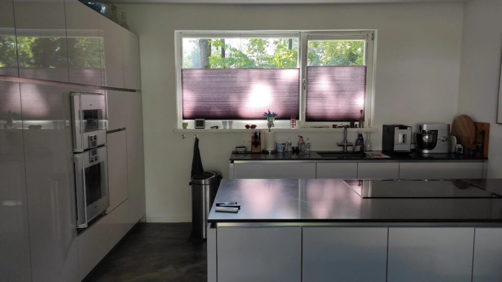 Mooi lichtinval met raamdecoratie en zonwering